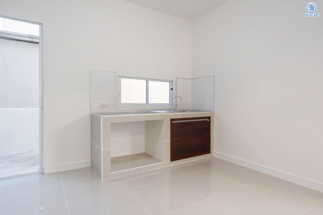 บ้านมือสองตกแต่งใหม่ โครงการ เดอะวิลเลจ แจ้งวัฒนะ-ติวานนท์ หลังมุม เนื้อที่ 55 ตร.ว. ดีไซน์ตอบทุกไลฟ์สไตล์ ฟังก์ชัน 3 ห้องนอน 2 ห้องน้ำ จอดรถได้ 2 คัน Living ชั้นล่างกว้างขวาง สามารถกั้นเป็นห้องเพิ่มได้สบาย ๆ บนทำเลติดถนนใหญ่ เชื่อมต่อทุกเส้นทาง ใกล้รถไฟฟ้าสายสีชมพู "สถานีแจ้งวัฒนะ-ปากเกร็ด28" และจุดขึ้นทางด่วน "ศรีสมาน"